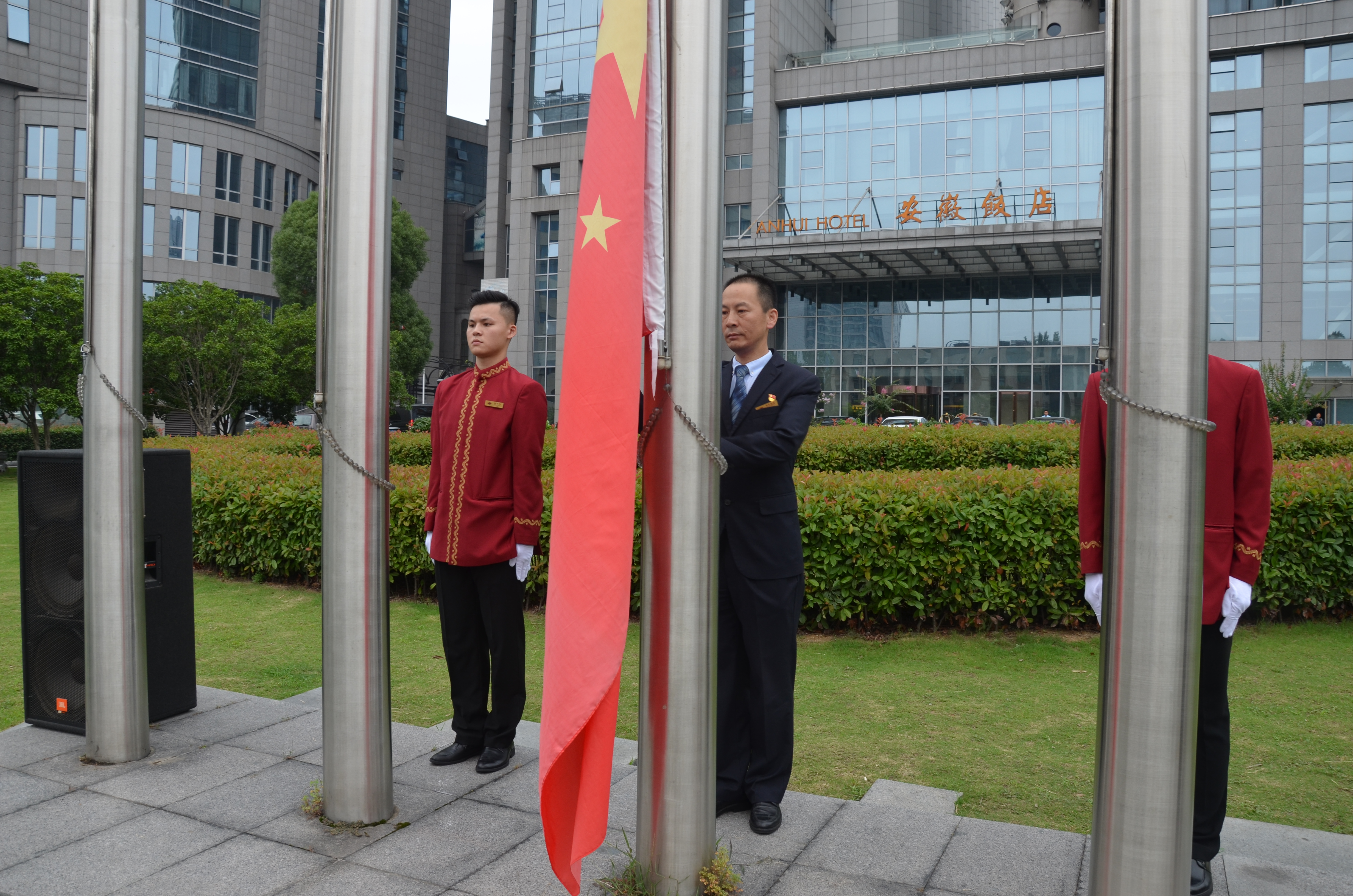 安徽飯店舉行慶祝建黨98周年“同升國(guó)旗同唱國(guó)歌”活動(dòng)